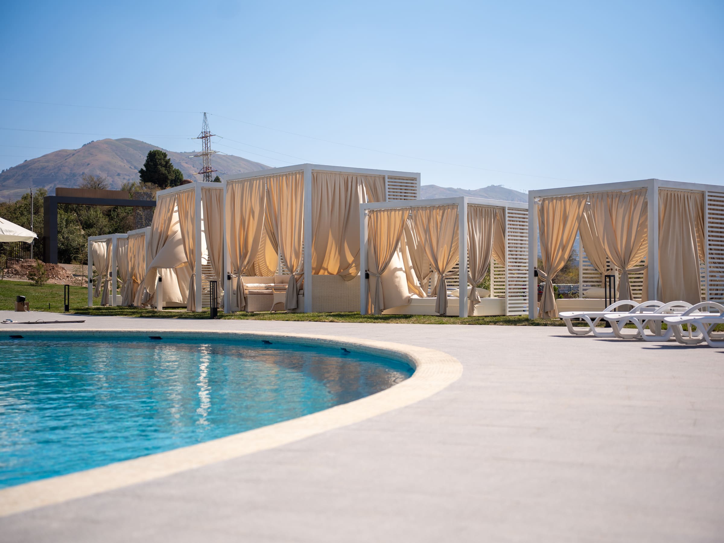 Basseyn yonidagi bungalolar qatori