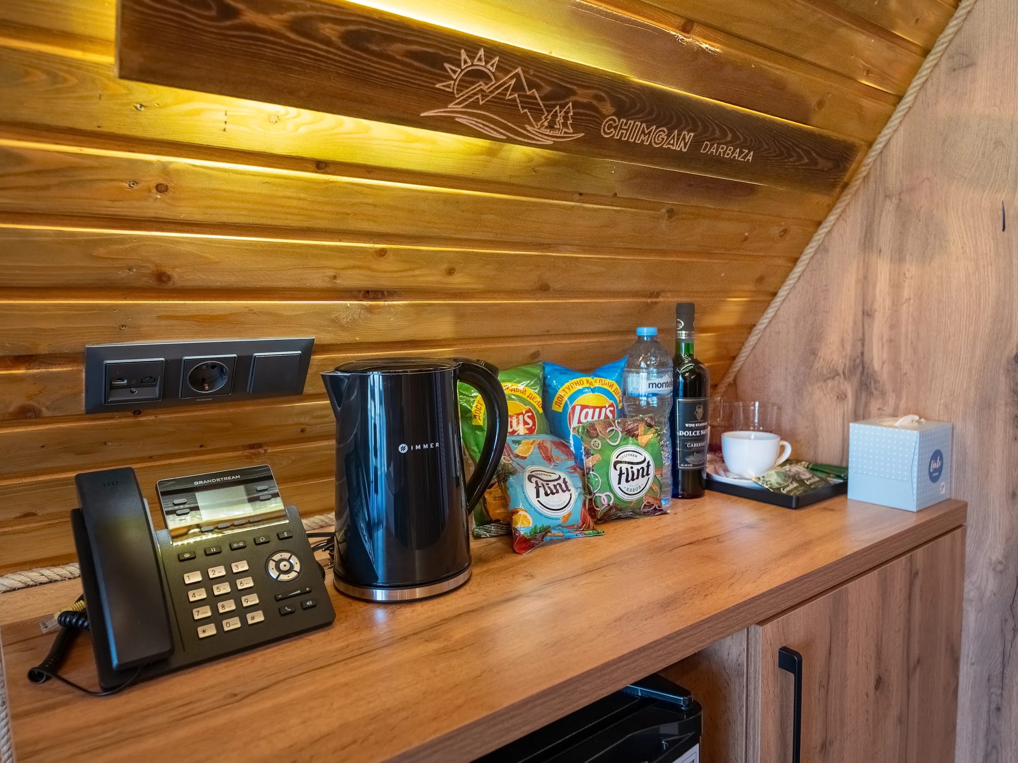 Xonadagi choynak, idish va gazaklar bilan mini-bar