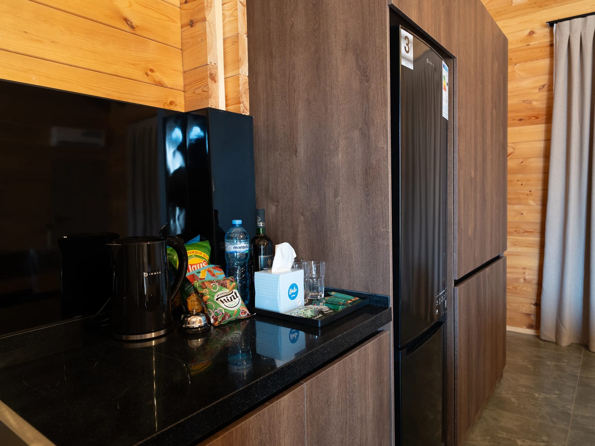 Shale oshxona zonasi: muzlatkich, minibar va idishlar